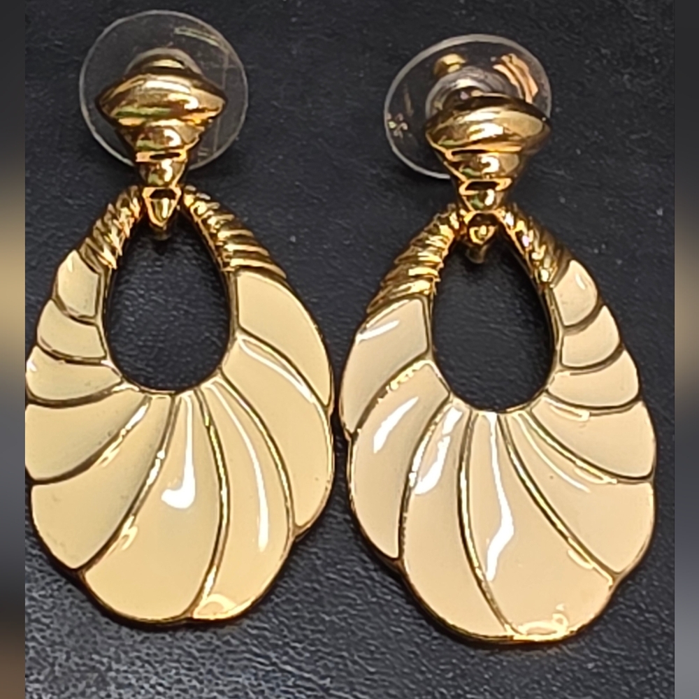 STUNNING Vintage TRIFARI Enamel Dangle Earrings — Cream & Gold Glam
